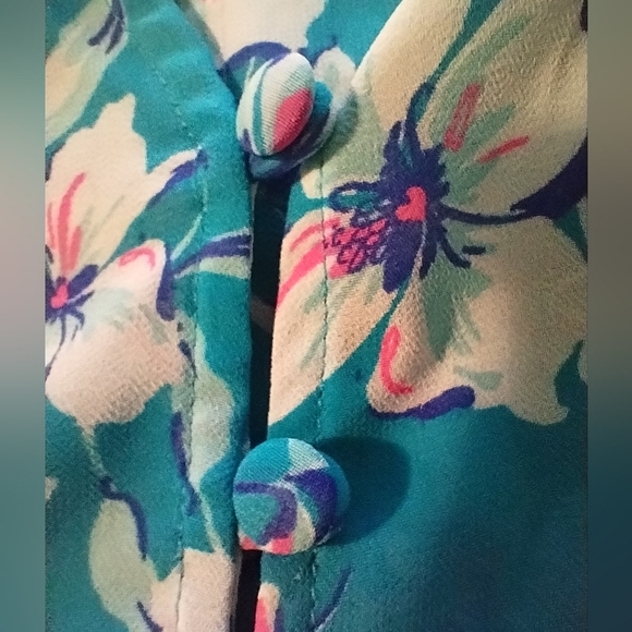 Torrid Sheer Blue Floral Short Sleeve Blouse, Size 4X, High-Low Hem, V-N… - Picture 3 of 5